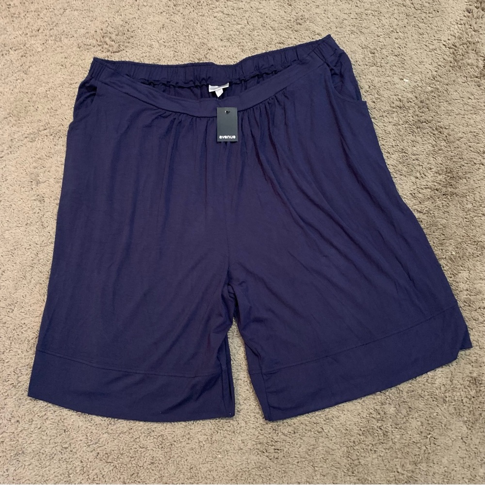 NWT Avenue Gaucho Short Hem Capris 26/28
